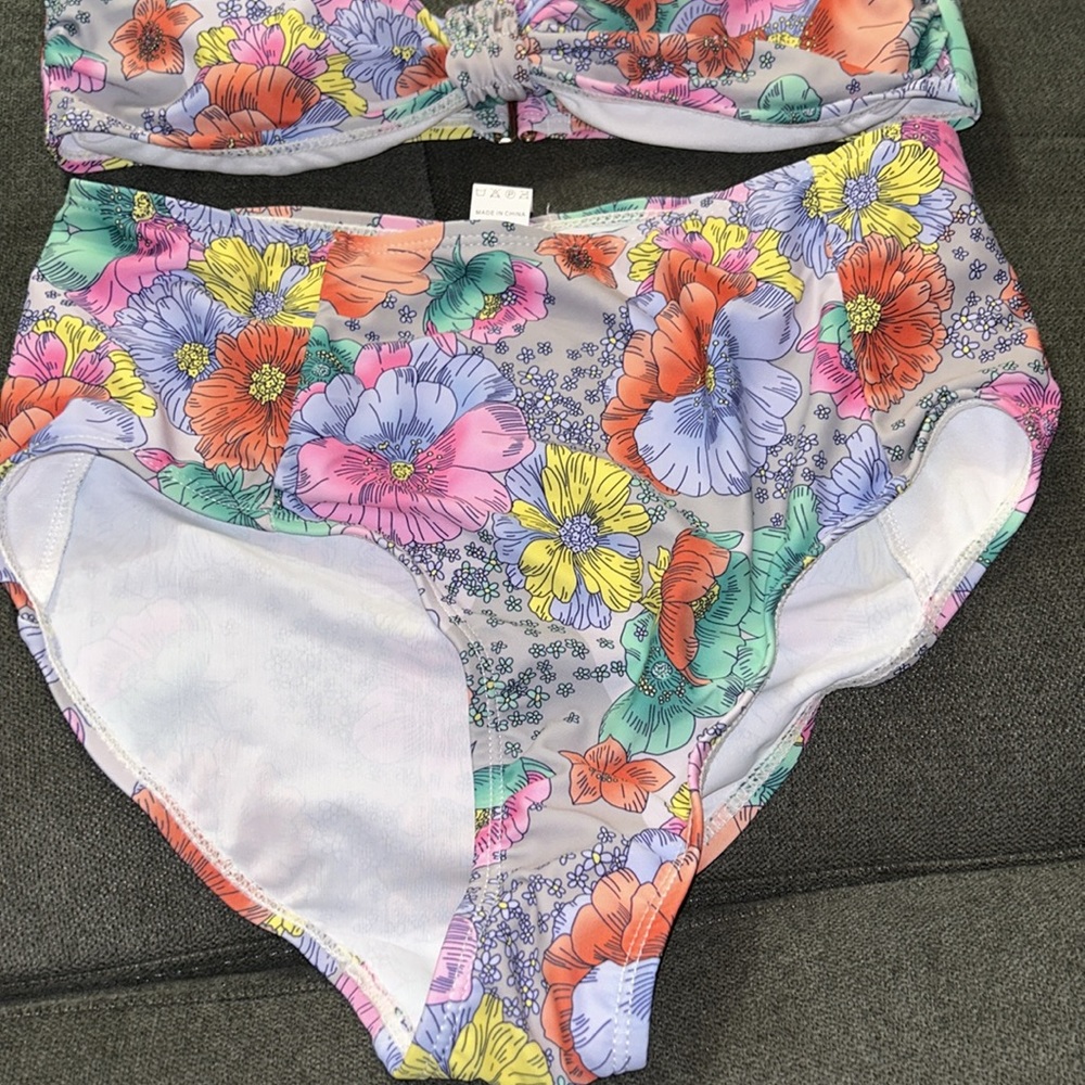 NWT small sized swimsuit two pieces. High waisted panty with floral print - Picture 3 of 7